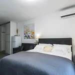 شقة Mot
